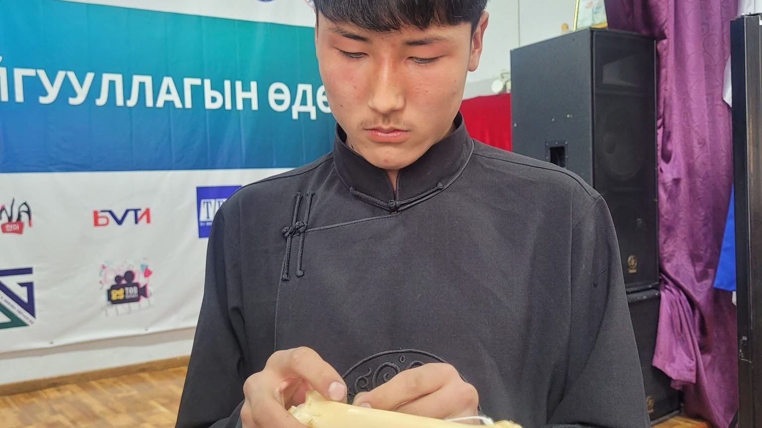 "Монгол ёс заншлаа дээдэлцгээе" уралдаанаа 1-р ангийн суралцагчдын дунд амжилттай зохион байгууллаа. 
